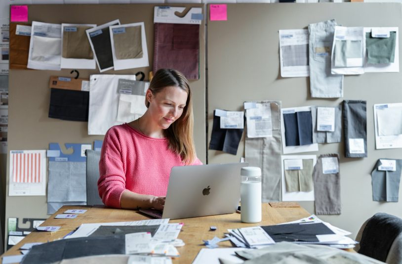 woman working in laptop